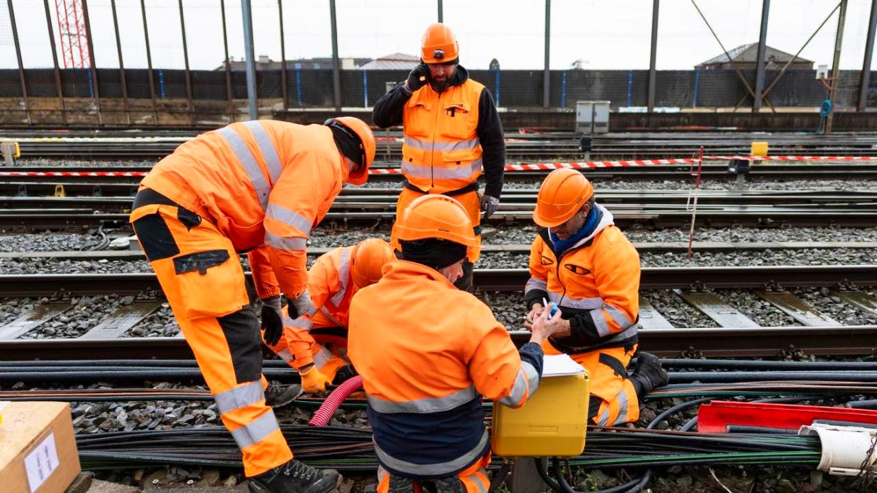 Bahnverkehr. Beschädigte Kabel am Bahnhof Lausanne werden repariert