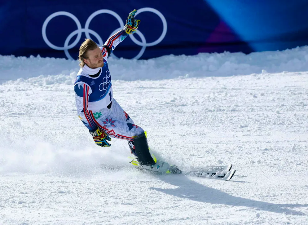 La straziante sconfitta di McGrath nello slalom olimpico. La rabbia è palpabile: McGrath impreca, lancia i bastoni e afferra il casco.