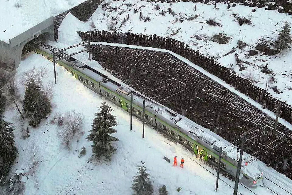 Ecco le prime immagini del treno deragliato a Goppenstein, almeno 5 feriti. Il treno sorpreso dalla valanga all'uscita da una galleria.