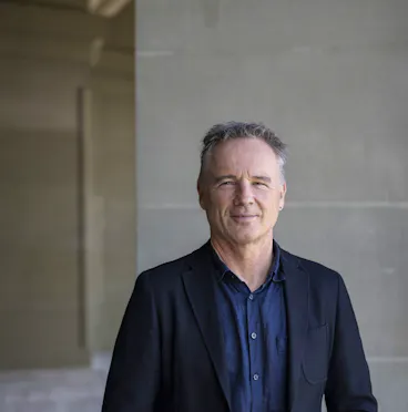 Ueli Schmezer posiert fuer ein Portrait am Mittwoch, 2. August 2023 in Bern. Der ehemalige SRF-Moderator (Kassensturz) will fuer die SP in den Nationalrat und tritt bei den eidgenoessischen Wahlen als Nationalratskandidat an. (KEYSTONE/Christian Beutler)