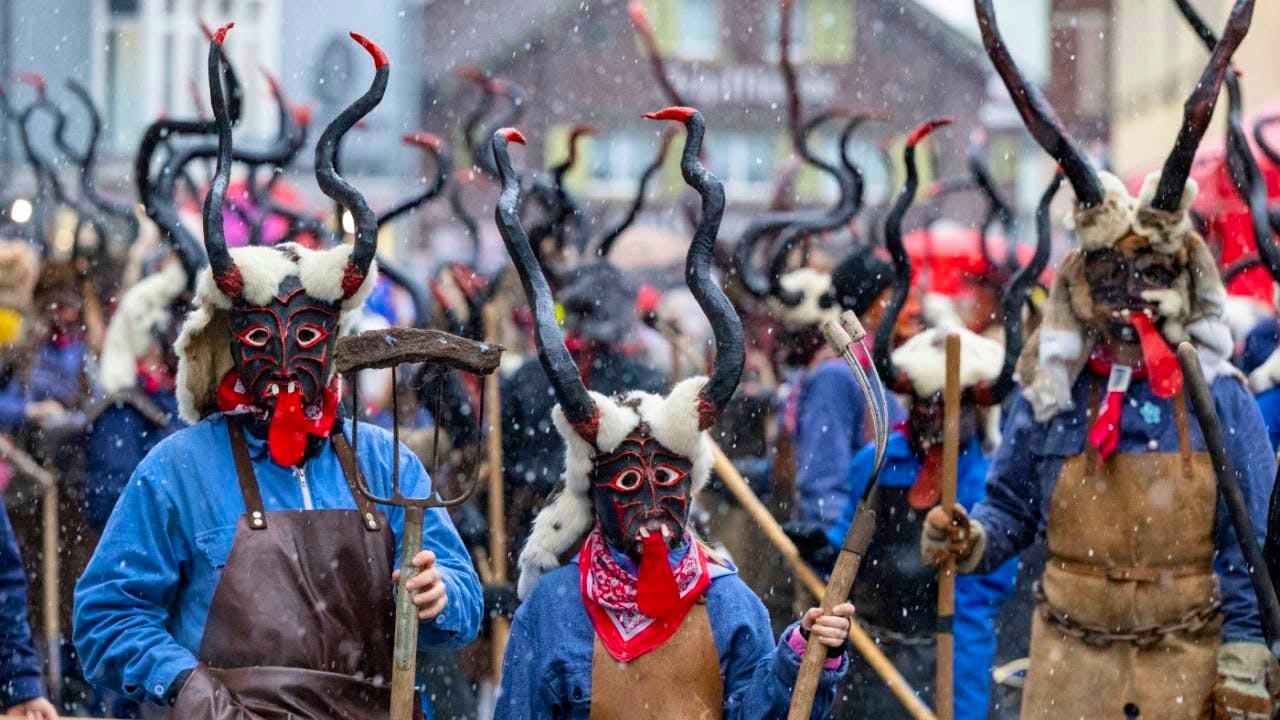 Vermischtes. Tüüfel holen am Sühudiumzug die Einsiedler an die Fasnacht