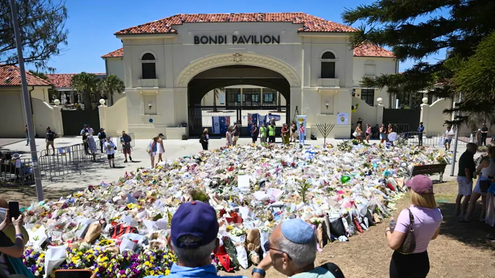 L'attaque terroriste avait eu lieu à l'emblématique plage de Bondi, à Sydney. Sur la photo, un mémorial qui avait été spontanément érigé par la population locale.