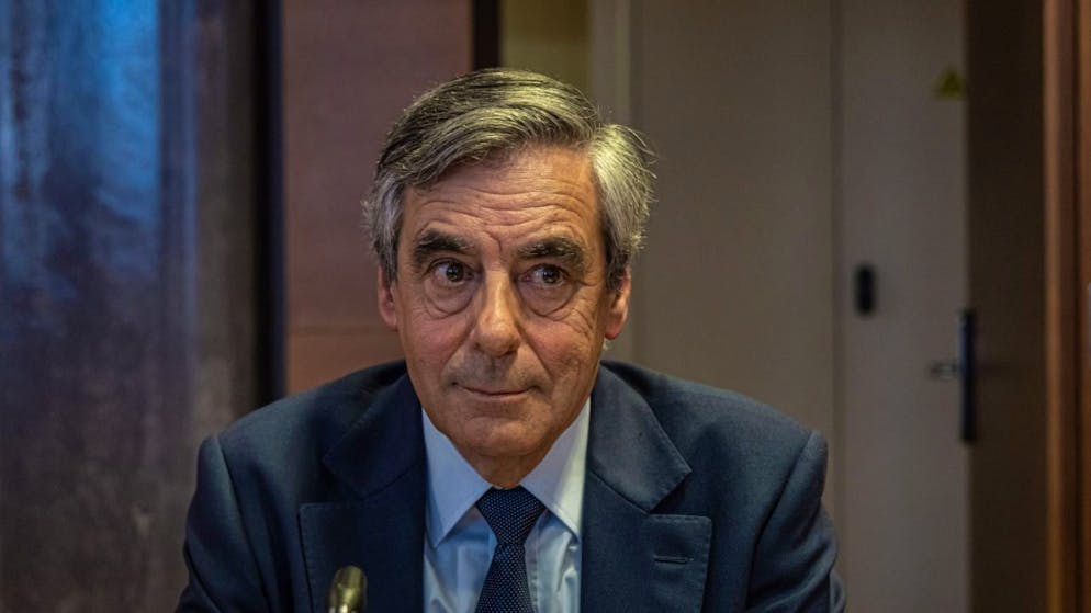 Dont une amende de 350 000 francs. Emplois fictifs: peine de François Fillon définitive