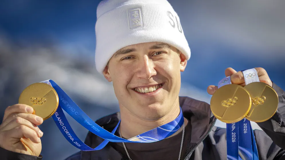 Franjo von Allmen pose avec ses trois médailles d'or.
