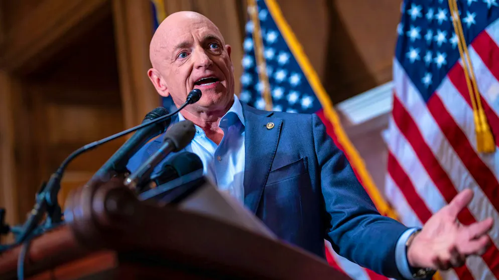 Mark Kelly è un ufficiale militare in pensione.