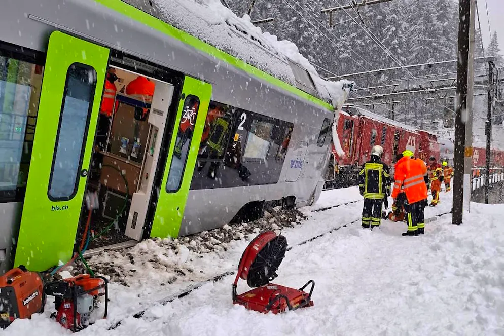 Ecco le prime immagini del treno deragliato a Goppenstein, almeno 5 feriti. Il treno deragliato a Goppenstein, in Vallese