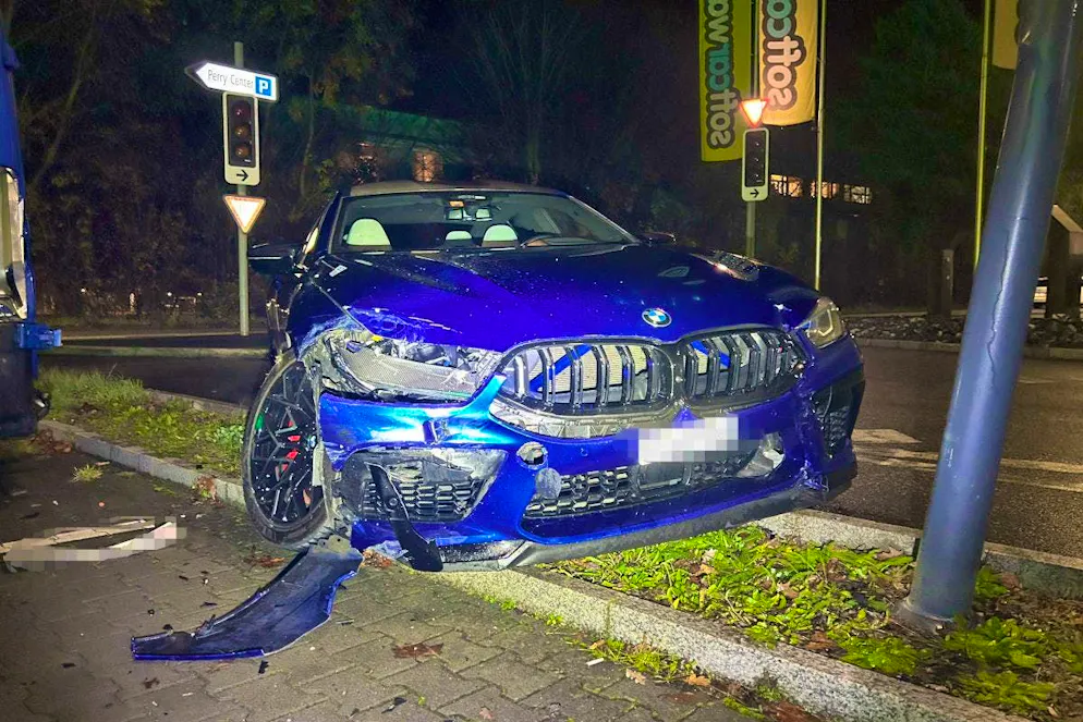 La BMW a été complètement détruite dans l'accident. 