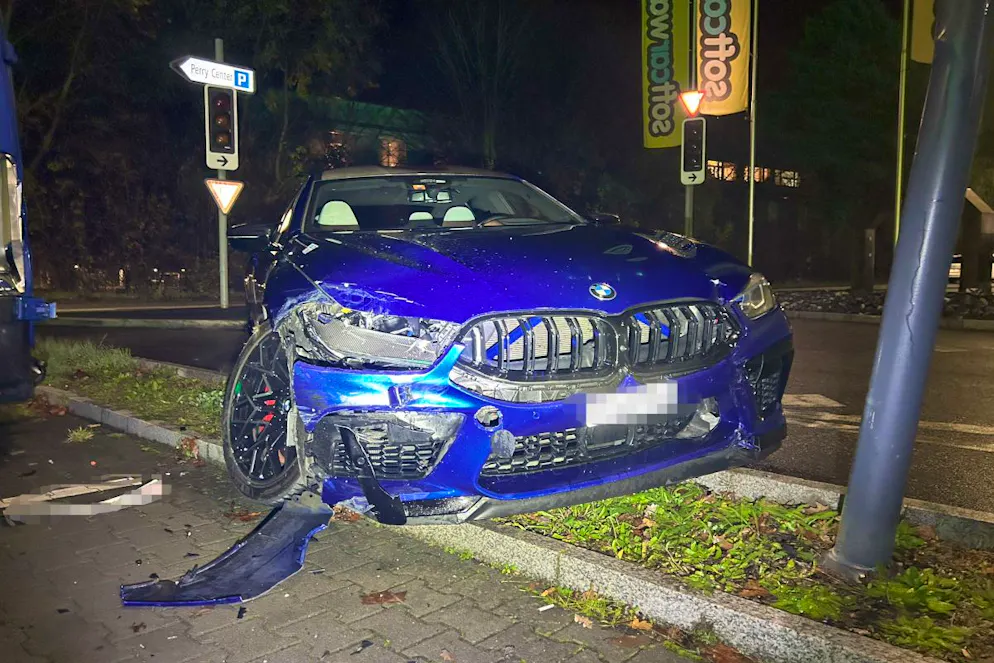 Der BMW wurde bei dem Unfall komplett zerstört. 