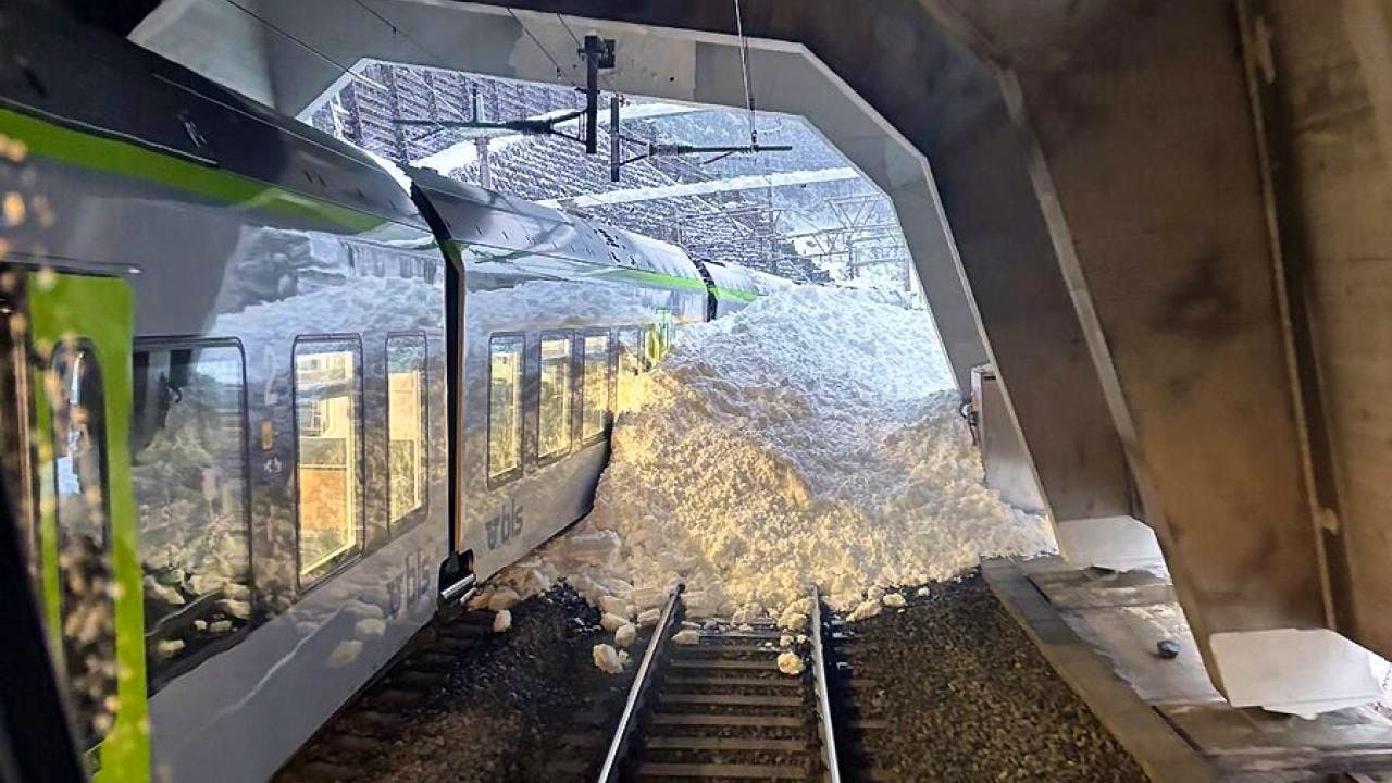 Bahnunglück. Zug entgleist nach Lawinenniedergang im Wallis