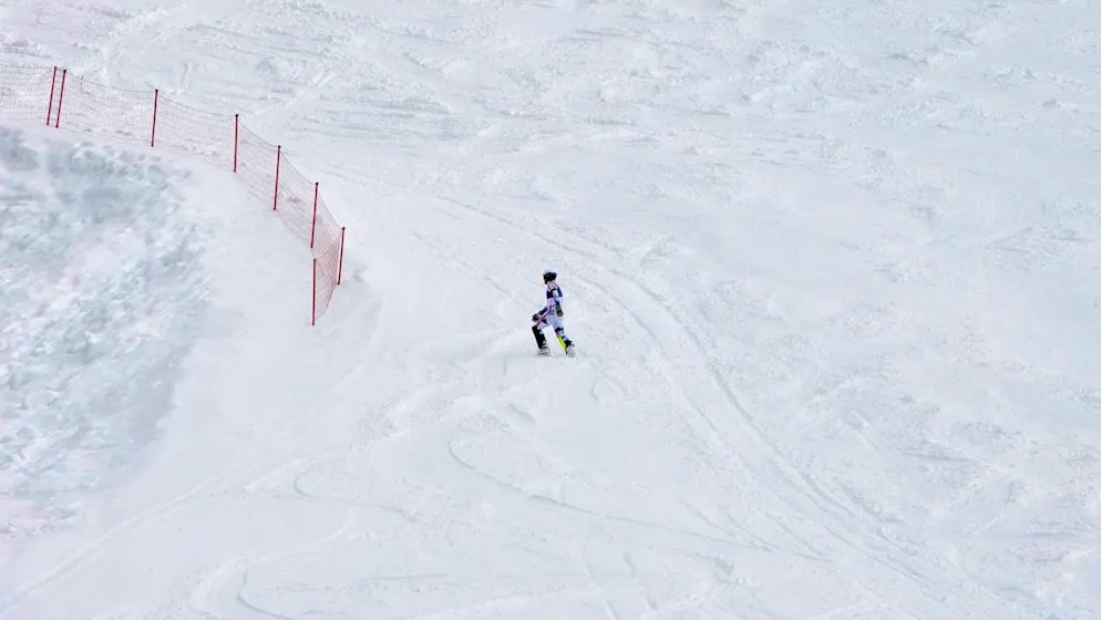 Images folles en slalom. Hors de lui, Atle Lie McGrath jette ses bâtons, déchausse et part dans la montagne