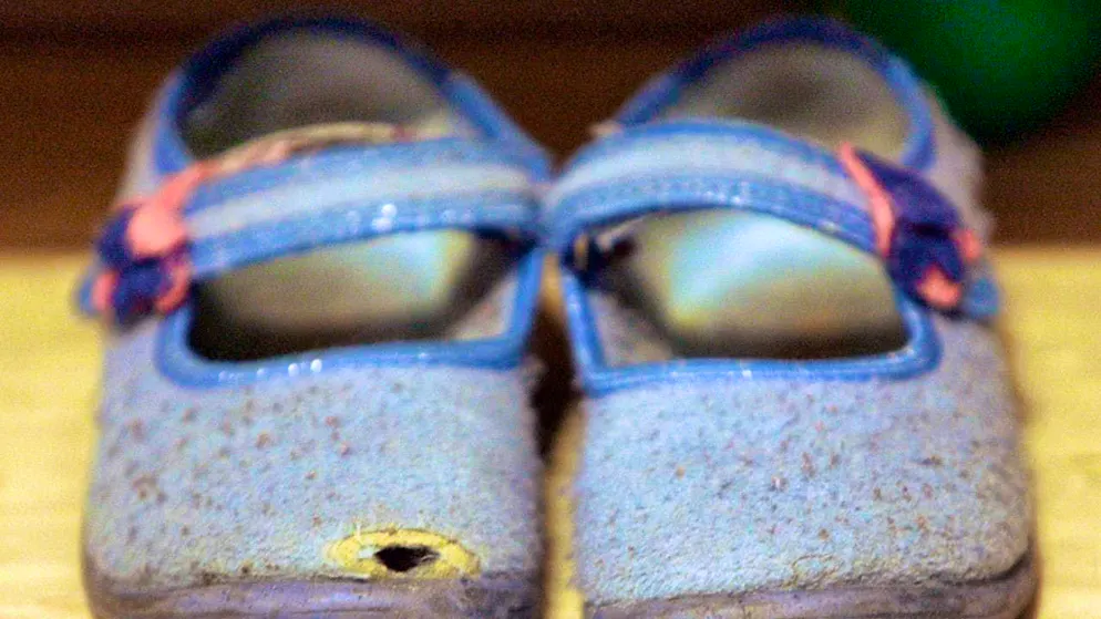 Not all children in Switzerland owned two pairs of suitable shoes in good condition in 2024. This is the result of a recent federal survey. (archive image)