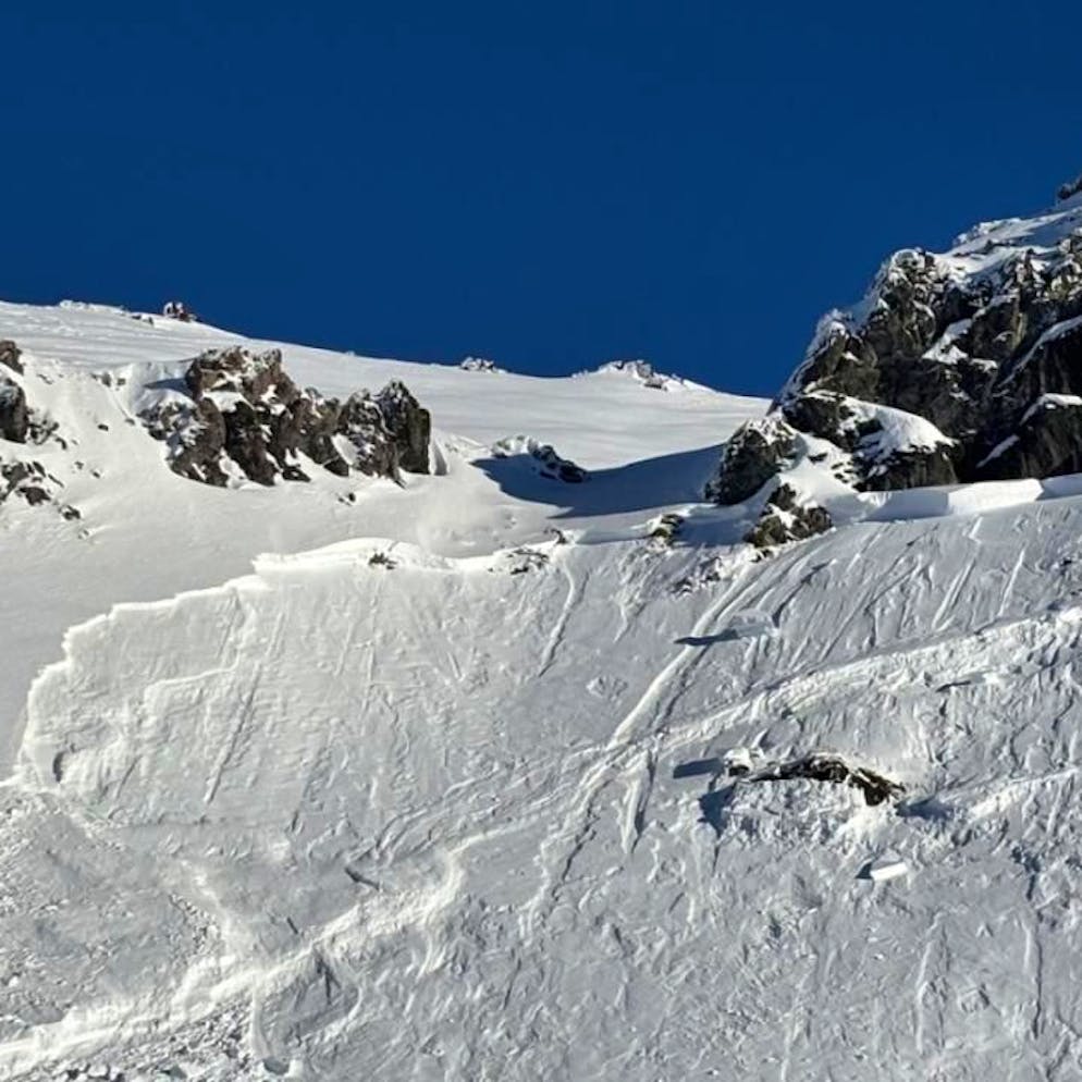 Tragedia in montagna. Snowboarder perde la vita travolto da una valanga a Davos