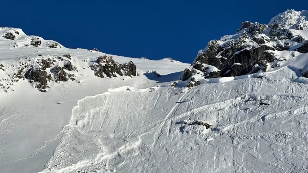 Una fotografia del lastrone di neve, staccatosi sotto lo Schwarzhorn. La massa di neve ha travolto uno snowboarder di 38 anni.