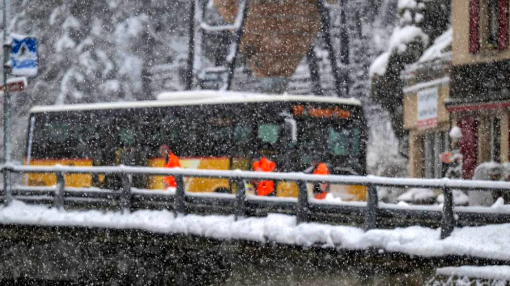 Déraillement d'un train à Goppenstein, «probablement des blessés» - Gallery. Des bus ont pris le relais à Goppenstein après qu'un train BLS transportant de voyageurs a déraillé lundi. La ligne ferroviaire entre Goppenstein et Brig est interrompue.