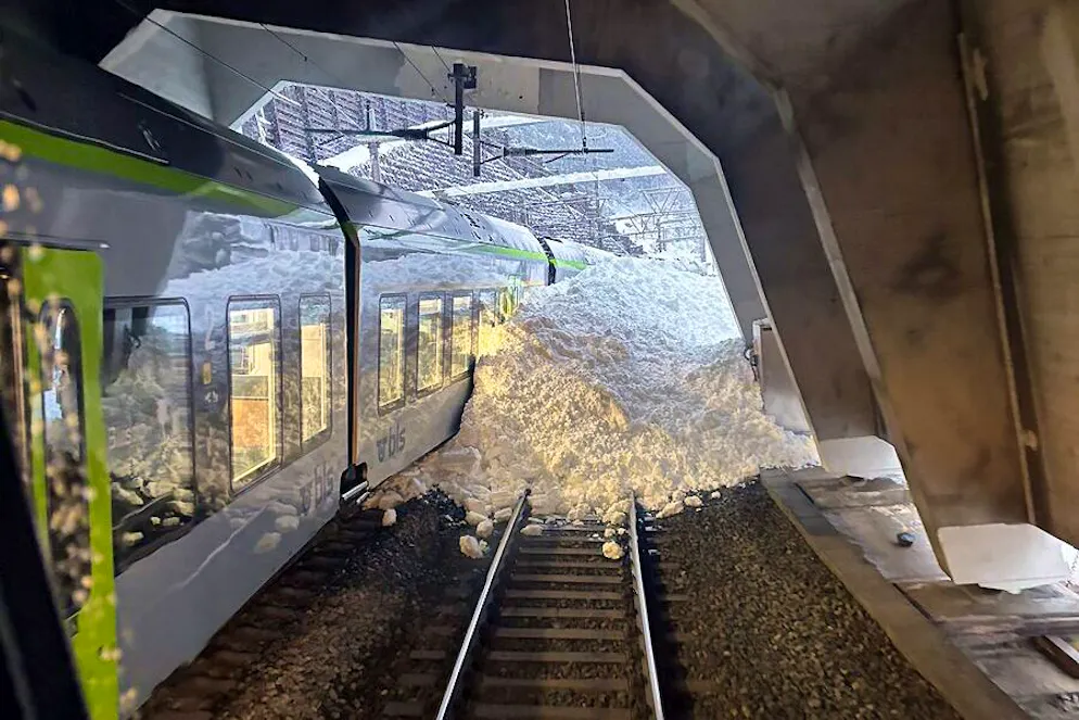 Ecco le prime immagini del treno deragliato a Goppenstein, almeno 5 feriti. Il convoglio è stato sorpreso da una valanga all'uscita da una galleria.