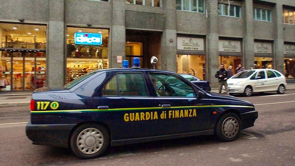 The Italian financial police have tracked down a company that produced counterfeit "Milan-Cortina 2026" items. (symbolic image)