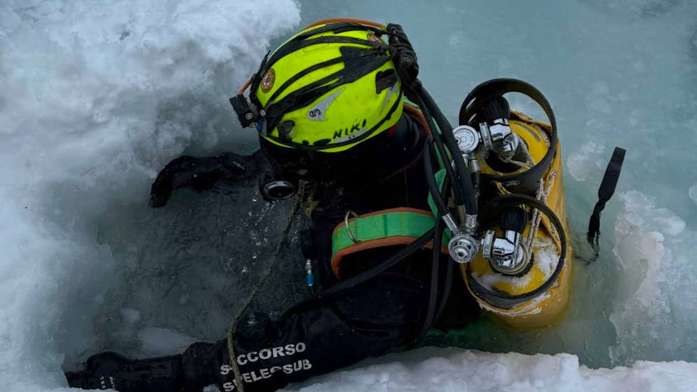 At the Splügen Pass. Avalanche sweeps snowmobile rider into mountain lake - divers search in vain