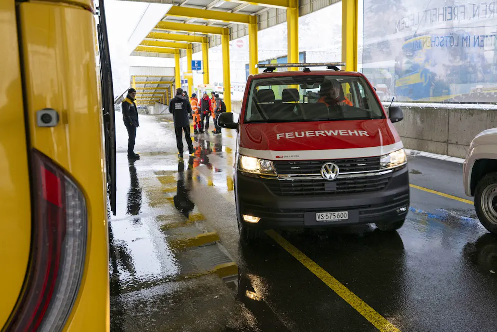 Zugentgleisung Goppenstein. Auch die Feuerwehr steht im Einsatz. 