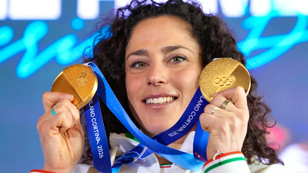 Federica Brignone è raggiante con due medaglie d'oro.