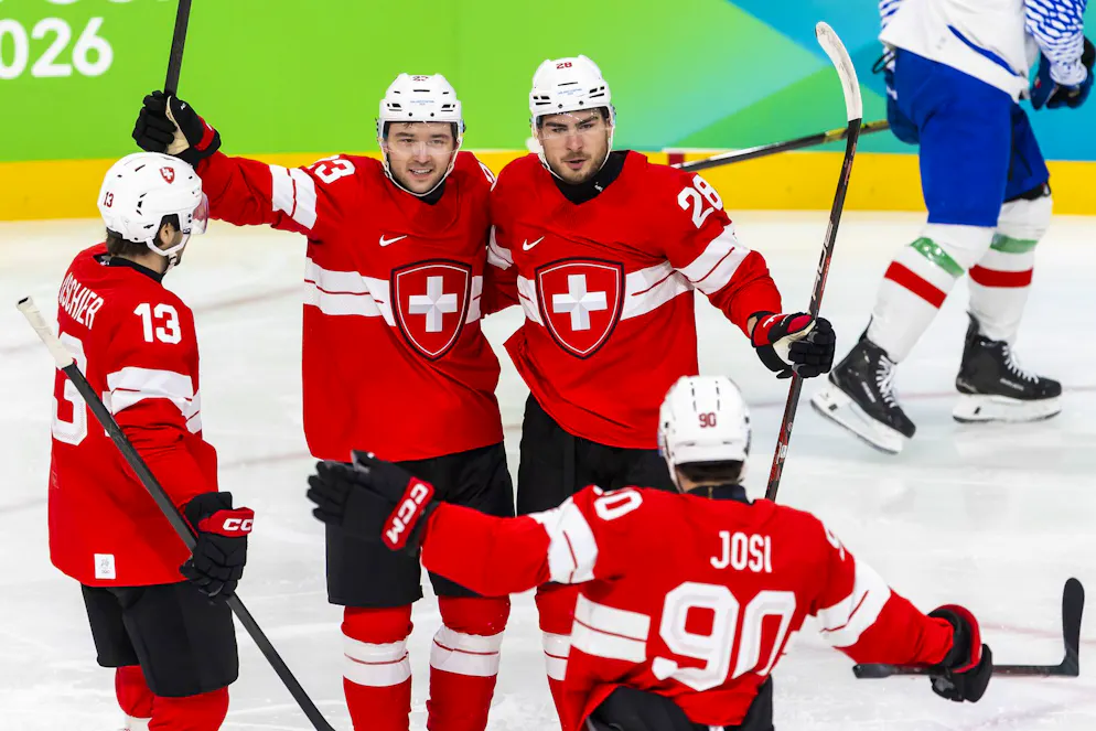 Seconda settimana delle Olimpiadi di Milano-Cortina. Lo svizzero Philipp Kurashev festeggia con i compagni la rete dell'1-0 contro l'Italia
