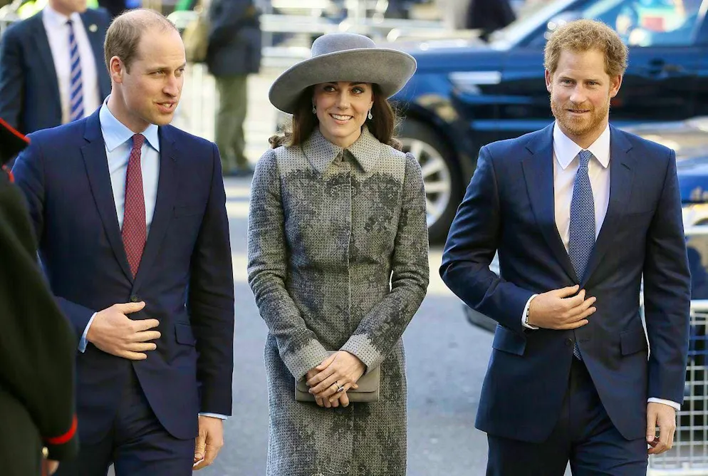 Il principe William, Kate, duchessa di Cambridge, e il principe Harry arrivano per la funzione del Commonwealth Day all'Abbazia di Westminster a Londra il 14 marzo 2016 (foto d'archivio).