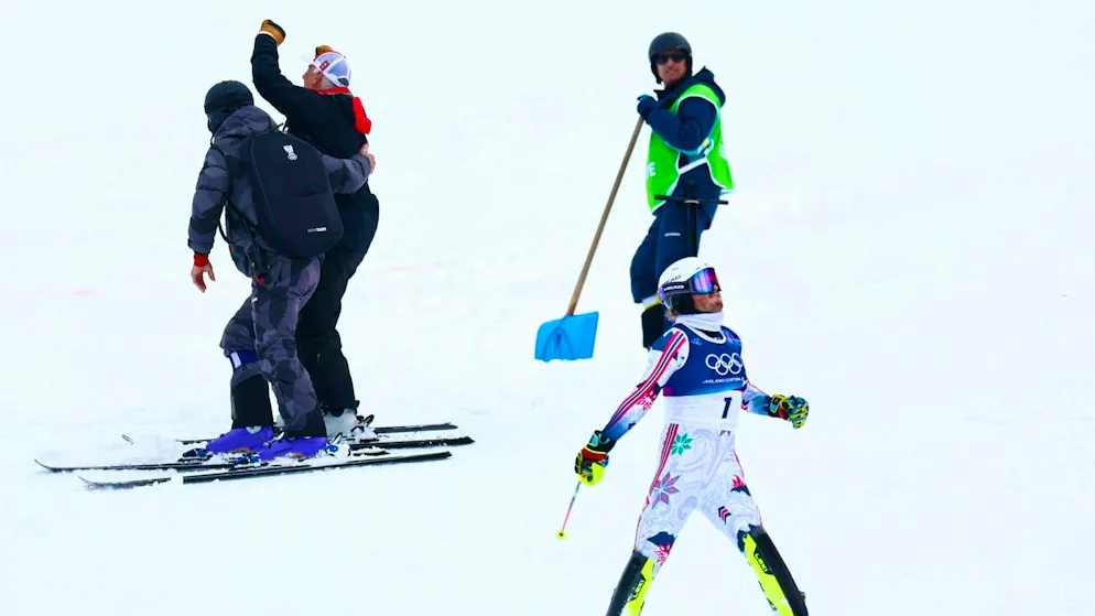 Atle Lie McGrath è molto arrabbiato dopo la sua eliminazione nello slalom. L'allenatore svizzero Thierry Meynet applaude in sottofondo.