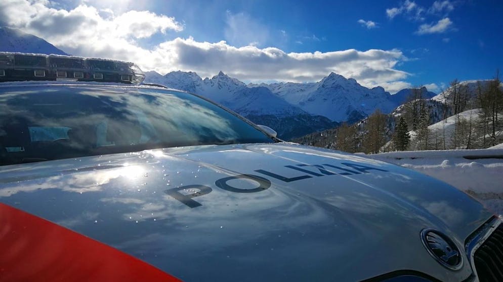 After an avalanche. Only his arm saves the life of a winter sportsman in Davos GR