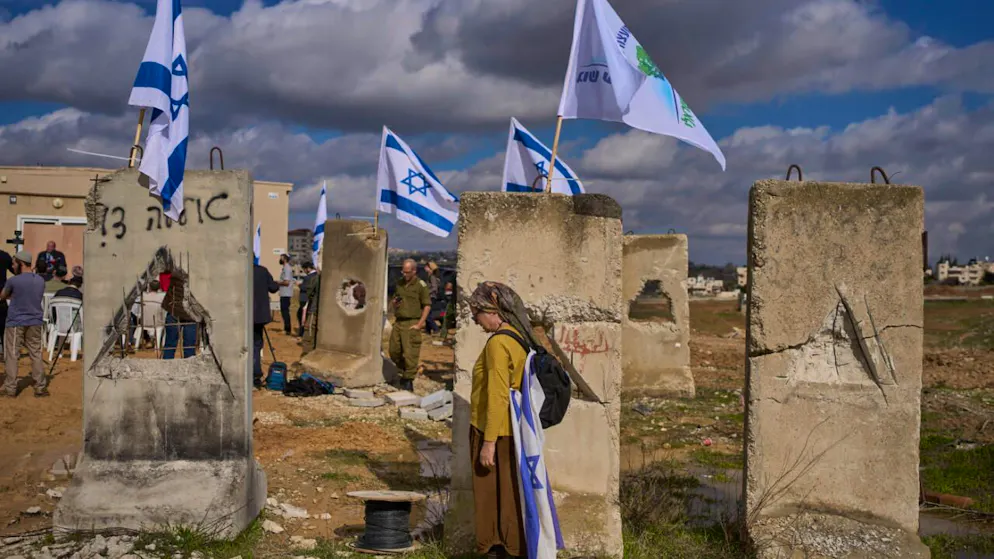 ARCHIV - Siedler nehmen an einer Einweihungszeremonie für eine neu legalisierte jüdische Siedlung, Yatziv, angrenzend an die palästinensische Stadt Bayt Sahur im Westjordanland teil. Foto: Ohad Zwigenberg/AP/dpa