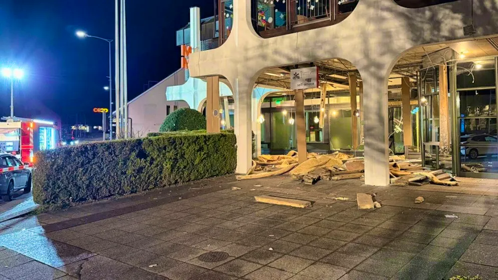 The blowing up of an ATM in Breitenbach SO on Friday night has left a scene of devastation in its wake. The alleged perpetrators were arrested in the Netherlands. (archive picture)