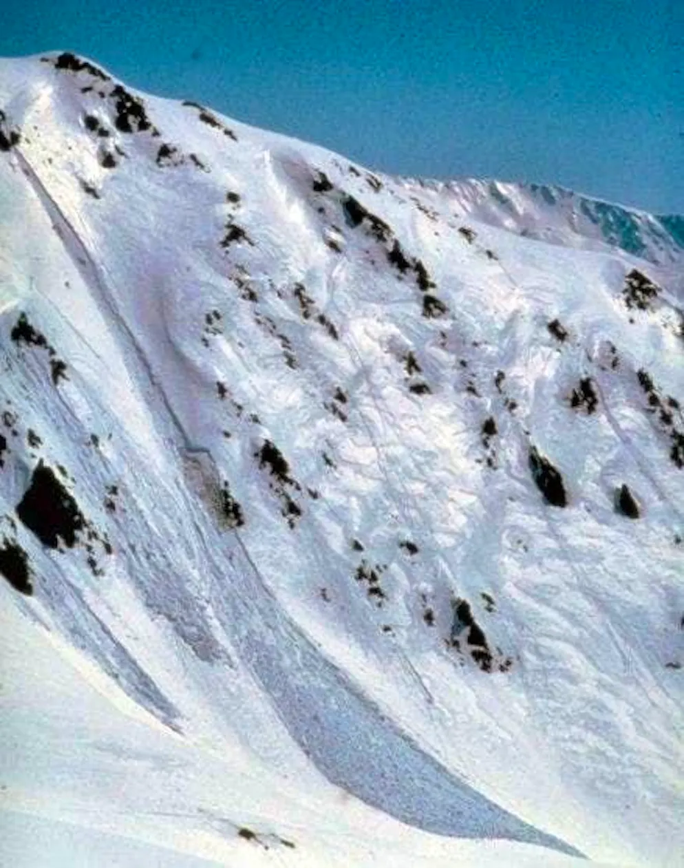 Un'immagine di una valanga di neve a debole coesione.