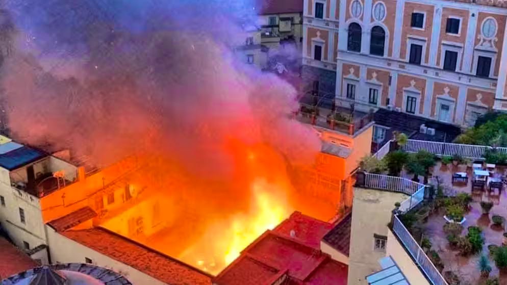Alcuni intossicati. In fiamme il teatro Sannazaro di Napoli, i vigili del fuoco: «Completamente distrutto»