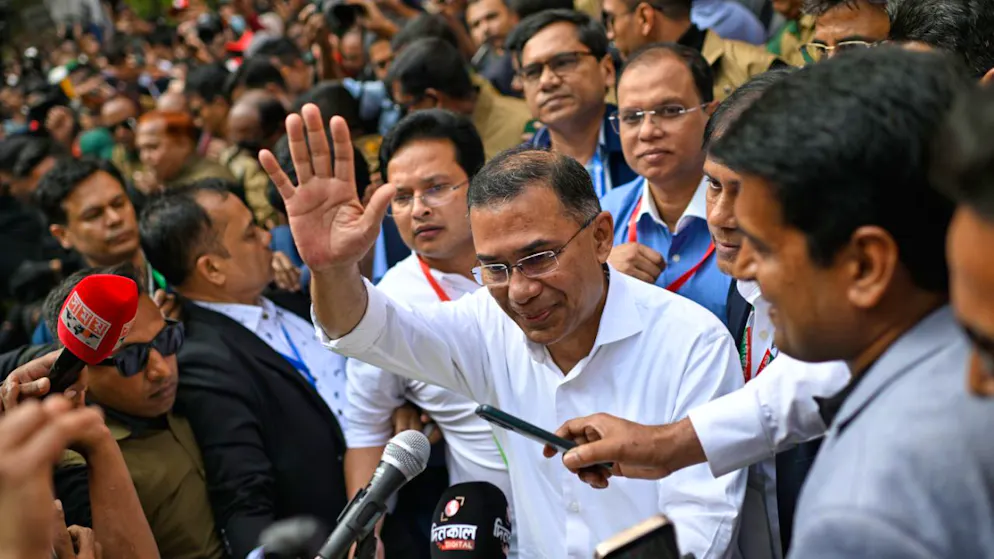 ARCHIV - Der Vorsitzende der Bangladesh Nationalist Party, Tarique Rahman, winkt nach der Stimmabgabe bei den nationalen Parlamentswahlen in Dhaka, Bangladesch. Am 17.2. wurde Rahman als neuer Regierungschef vereidigt. Foto: Mahmud Hossain Opu/AP/dpa