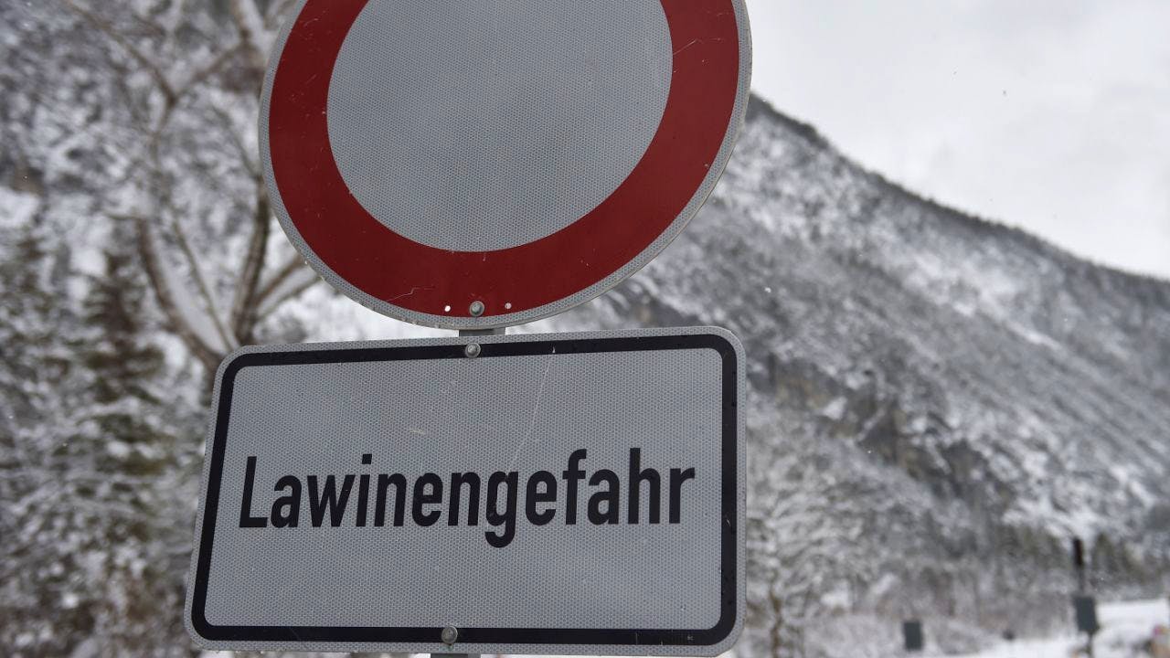 Avalanche/landslide. Traffic problems continue due to the onset of winter in the mountains