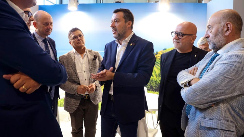 Milano-Cortina d2026. Salvini all'Ice Rho Arena per assistere a Svizzera-Italia: «Adoro hockey e torno per la finale»