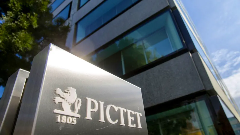 Bei der Genfer Privatbank Pictet droht trotz vermehrtem Einsatz von KI kein Stellenabbau wie bei anderen Banken. Man wolle die Wachstumsziele mit der gleichen Anzahl an Kollegen erreichen., sagte Marc Pictet.