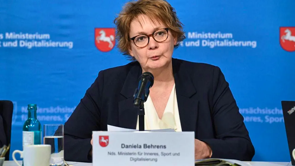 Daniela Behrens (SPD), Minister of the Interior of Lower Saxony, speaks at a press conference at the Ministry of the Interior of Lower Saxony in Hanover. The Office for the Protection of the Constitution in Lower Saxony has classified the state association of the AfD as a confirmed right-wing extremist organization. Photo: Julian Stratenschulte/dpa