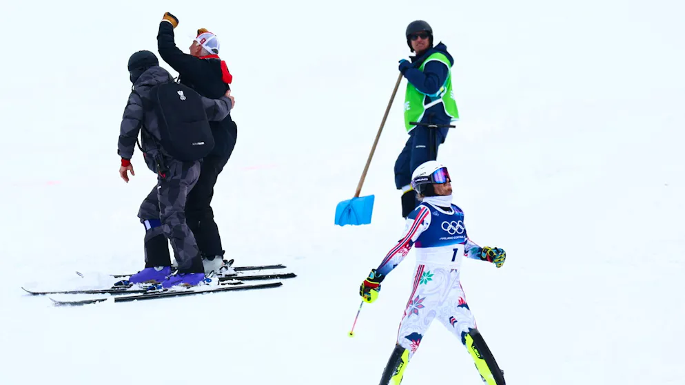 Grosse Wut bei Atle Lie McGrath nach seinem Aus im Slalom. Im Hintergrund jubelt der Schweizer Trainer Thierry Meynet.