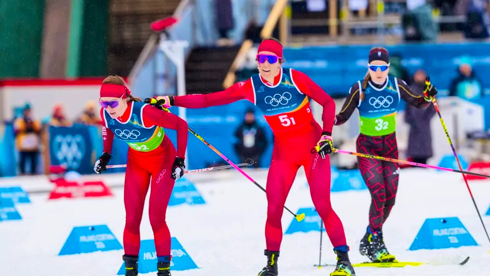 Anja Weber (a destra) passa il testimone a Nadja Kälin (davanti) nella staffetta femminile. Nadja Kälin potrà ora gareggiare anche nello sprint a squadre