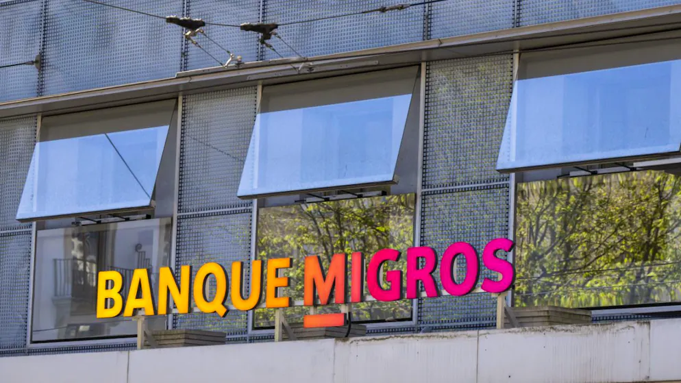 Pour 2026, Banque Migros s'attend à "de grosses incertitudes économiques et géopolitiques" sans donner de perspectives chiffrées. La direction se dit bien positionnée et entend s'appuyer sur sa "diversification et forte couverture en capitaux propres".