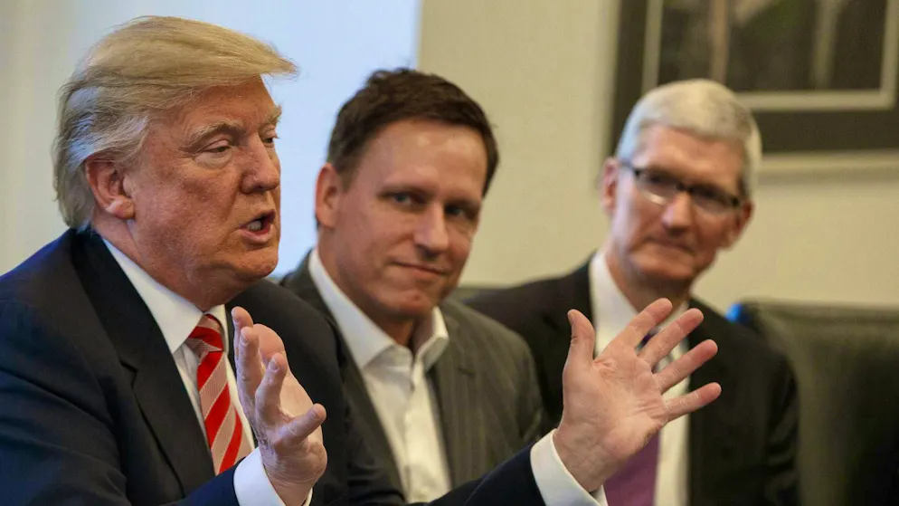 L'un figure plus souvent dans les dossiers Epstein, l'autre moins : (de gauche à droite) Donald Trump, l'investisseur Peter Thiel et le CEO d'Apple Tim Cook.