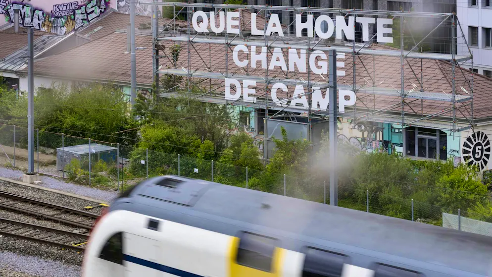 Gisèle Pelicot's demand ("Shame must change sides") went around the world. Here, an art installation on Zurich's Zollstrasse at the edge of the SBB tracks.