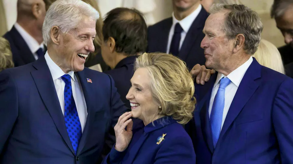 Curieux : les démocrates Bill et Hillary Clinton ont quelque chose en commun avec le républicain George W. Bush - tous trois figurent également sur la liste de noms de Pam Bondi. (photo d'archives)