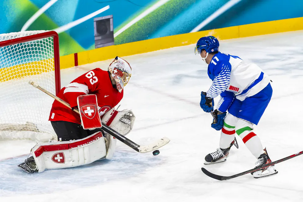Seconda settimana delle Olimpiadi di Milano-Cortina. Leonardo Genoni ha la meglio sull'attaccante Marco Zanetti.