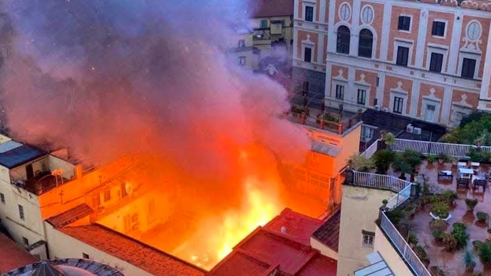 Brandursache unklar. Grossbrand zerstört historisches Theater in Neapel