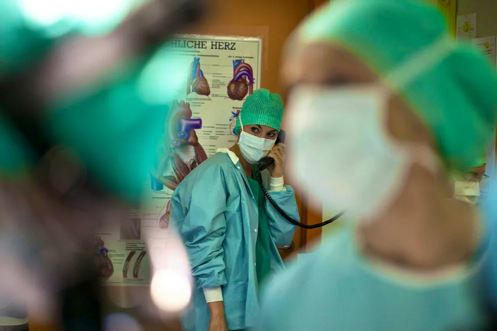 Il personale della sala operatoria assiste i chirurghi durante un intervento sul cuore fermo di un bambino di pochi giorni. La foto è stata scattata nell'estate 2010 all'Ospedale pediatrico universitario di Zurigo. (foto d'archivio)