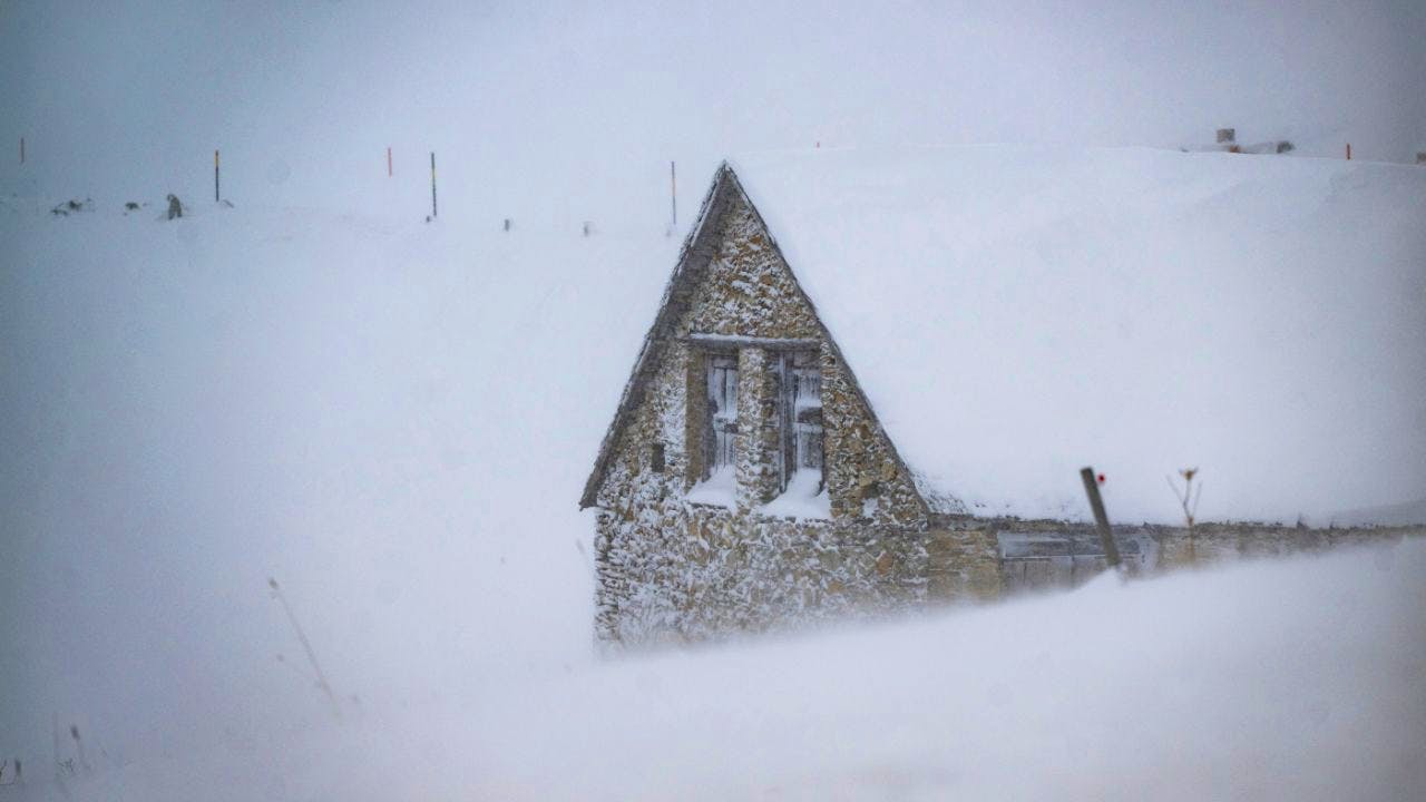 Wintereinbruch. Über 1300 Menschen sind in Graubünden wegen Schneefällen ohne Strom