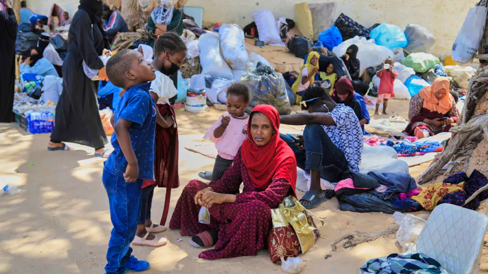ARCHIV - Sudanesische Flüchtlinge, von denen viele vor dem Konflikt im Sudan geflohen sind, protestieren vor dem UNHCR-Büro in Tripolis und fordern Hilfe und Rückführung. Foto: Yousef Murad/AP/dpa