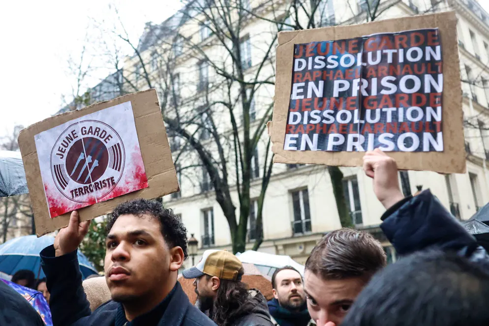 Des personnes participent à un rassemblement en hommage à Quentin, un étudiant de 23 ans tué à Lyon, place de la Sorbonne, Paris, France, le 15 février 2026.
