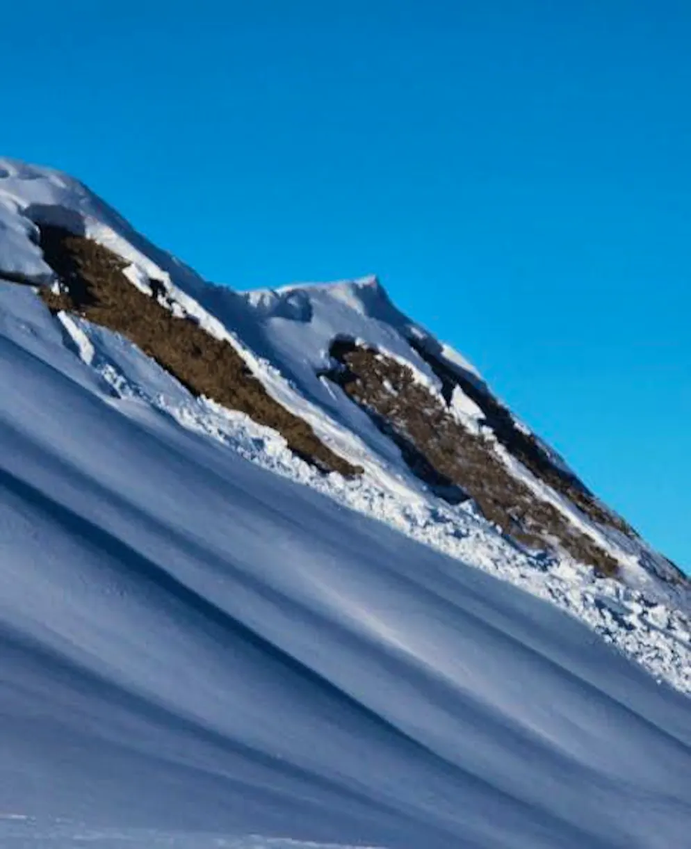 Qui una valanga per scivolamento di neve.