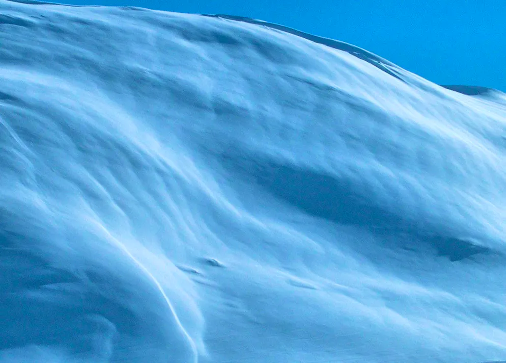 L'accumulo di neve fresca è riconoscibile dalla superficie ondulata (direzione del vento da sinistra).